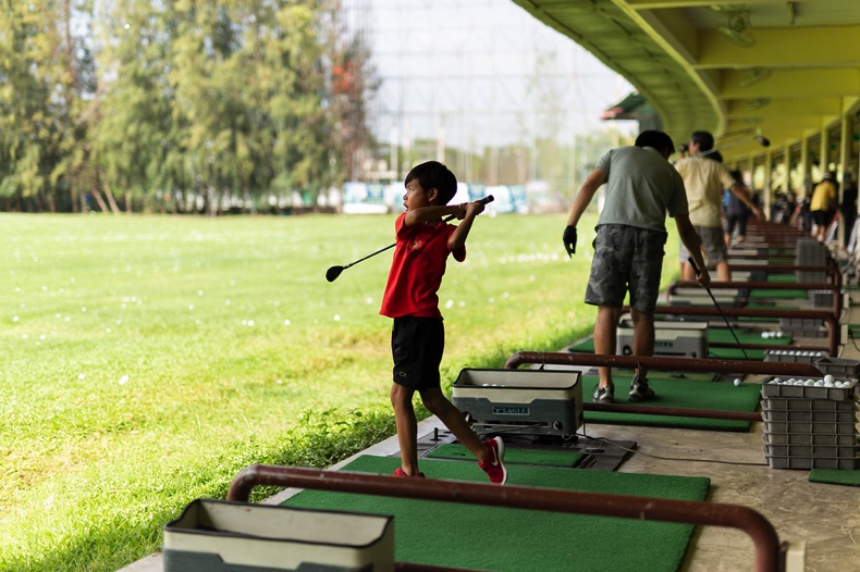 Child prodigy playing golf